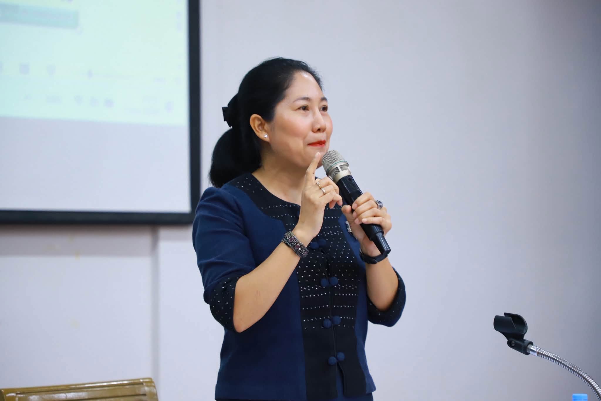 title - บรรยายให้ความรู้ในหัวข้อทิศทาง ส.ป.ก. ในอนาคต (ALRO Future Directions) มุ่งเน้นการปรับเปลี่ยนยุทธศาสตร์เชิงรุกเพื่อรับมือกับความท้าทายในโลก ทั้งสังคมเกษตรกรสูงวัย การขยายตัวของเมือง วิกฤตภูมิอากาศ และเทคโนโลยี AI โดยการขับเคลื่อนจะเน้นบูรณาการฐานข้อมูลอัจฉริยะ (ALRO One Data)